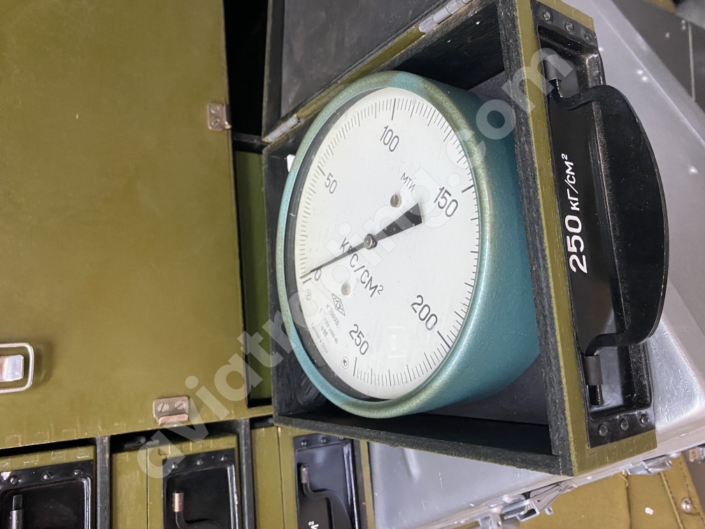 Hydraulic installation for checking pressure gauges GUPM-300