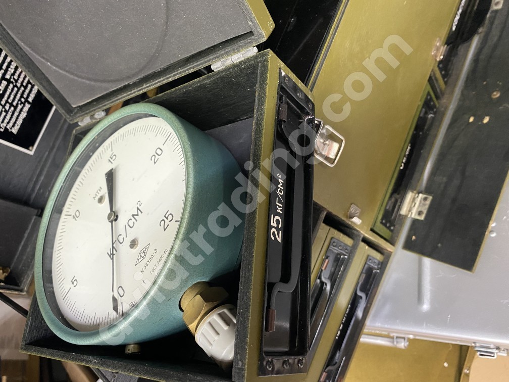Hydraulic installation for checking pressure gauges GUPM-300