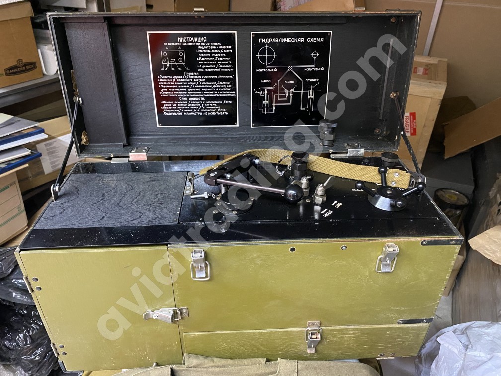 Hydraulic installation for checking pressure gauges GUPM-300