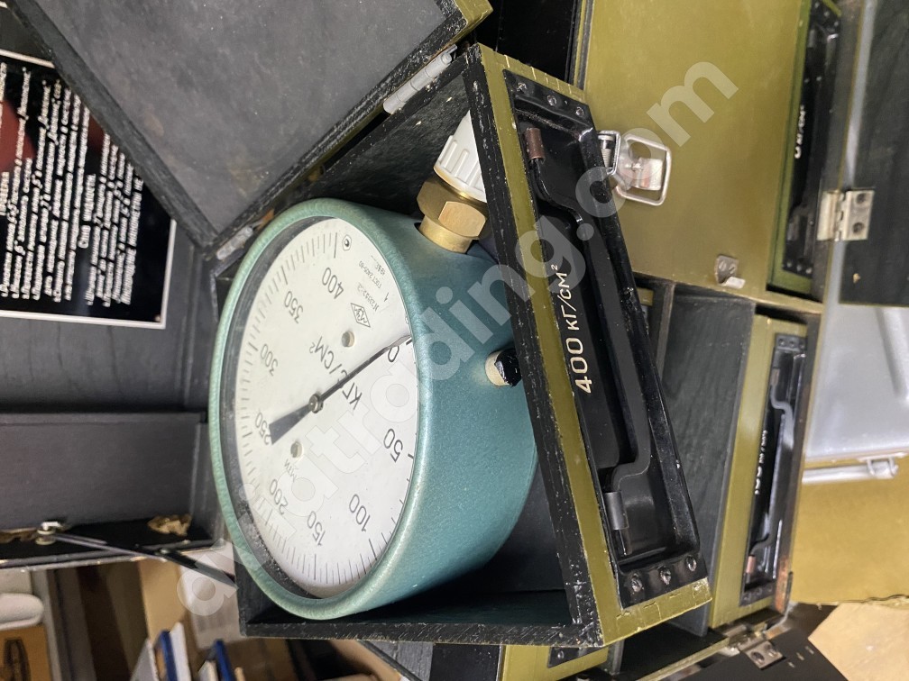 Hydraulic installation for checking pressure gauges GUPM-300