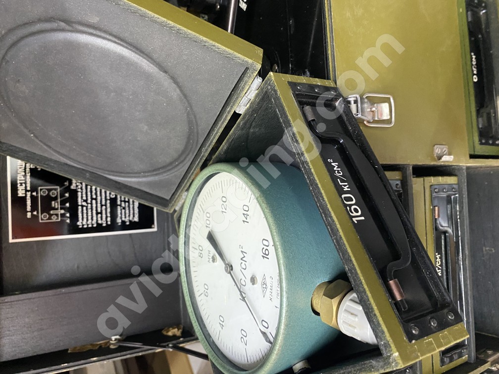 Hydraulic installation for checking pressure gauges GUPM-300