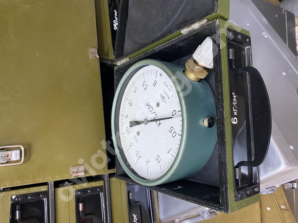 Hydraulic installation for checking pressure gauges GUPM-300