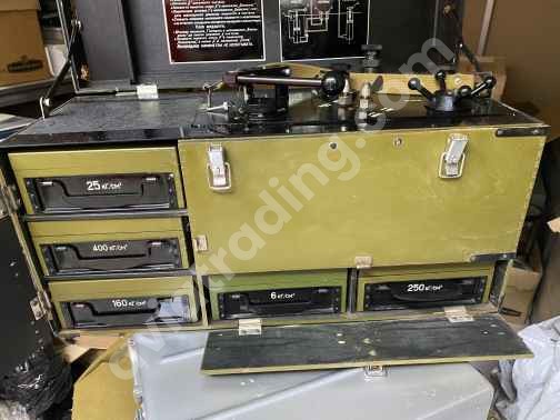Hydraulic installation for checking pressure gauges GUPM-300