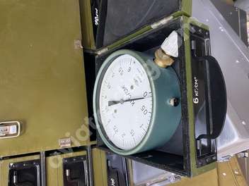 Hydraulic installation for checking pressure gauges GUPM-300