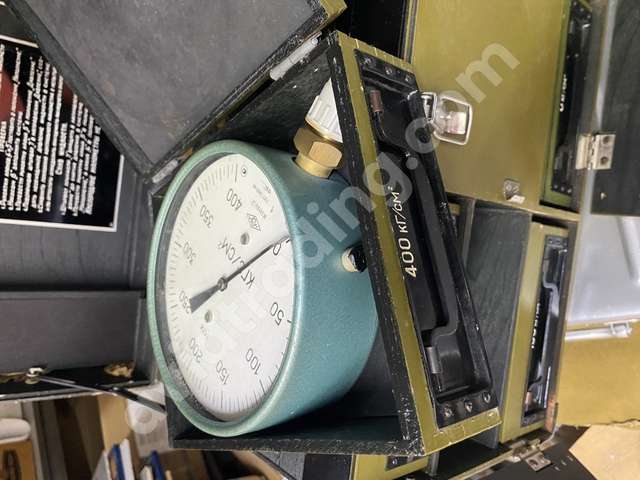 Hydraulic installation for checking pressure gauges GUPM-300